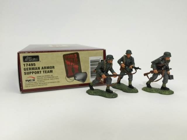 New In Box Boxed Set 17458 German WW2 Paratroopers Britains 